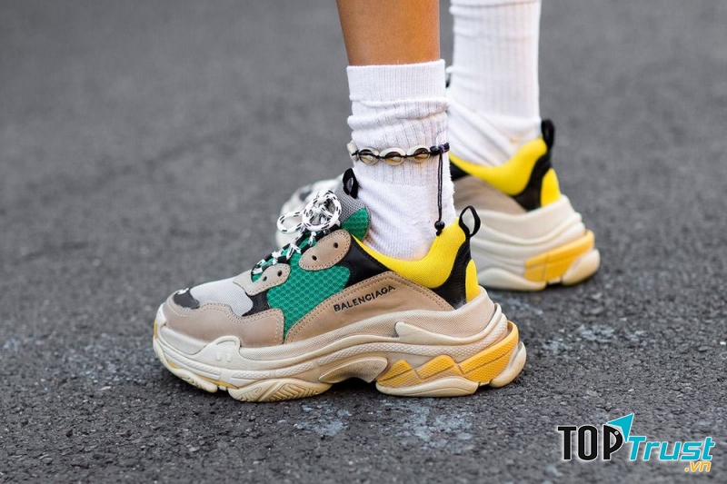 Nên trừ hao 0.5 - 1.5cm đối với giày sneaker hoặc giày bít mũi