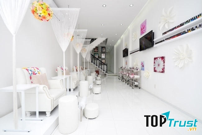 Tru Nail & Beauty Japan nổi bật tông màu trắng sang trọng