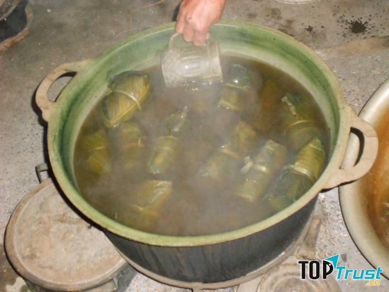 Những chiếc bánh chưng xanh,tự tay gói,tự tay nấu, sẽ luôn là kí ức khó phai mờ để rồi khi về quê đón Tết ai cũng muốn tìm lại