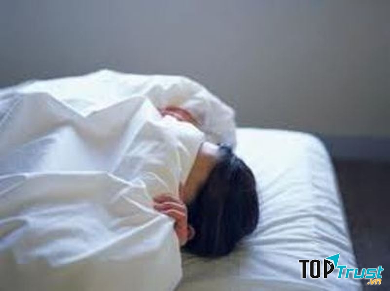 Trùm chăn kín mặt (nguồn internet)