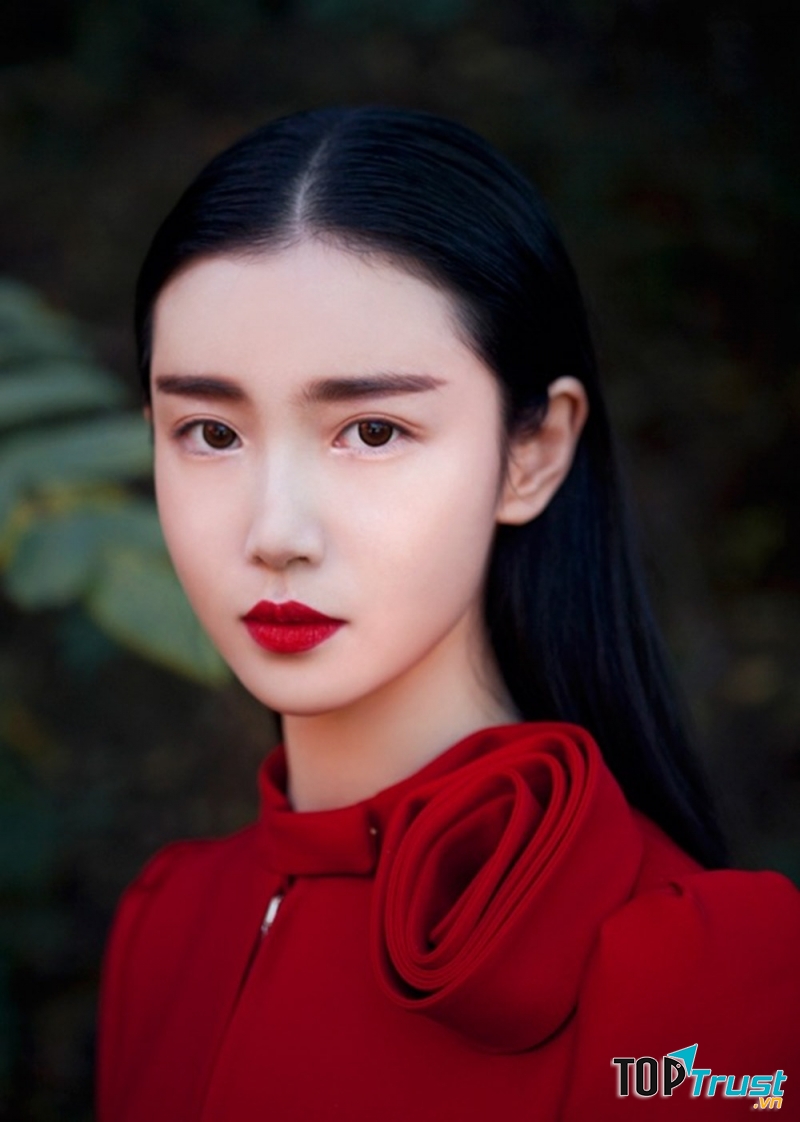 Đôi môi quyến rũ là điểm nhấn cho phong cách make up này