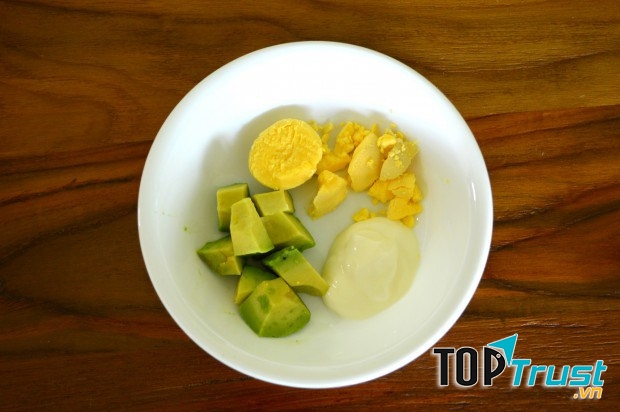 Trứng có thể giúp cải thiện sức khỏe tóc và móng, do có hàm lượng cao các a xít amin chứa sulphur cùng một loạt vitamin và khoáng chất.