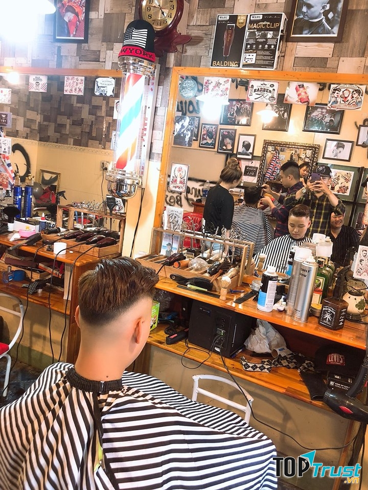 Một góc không gian làm việc của Trung Barber Shop