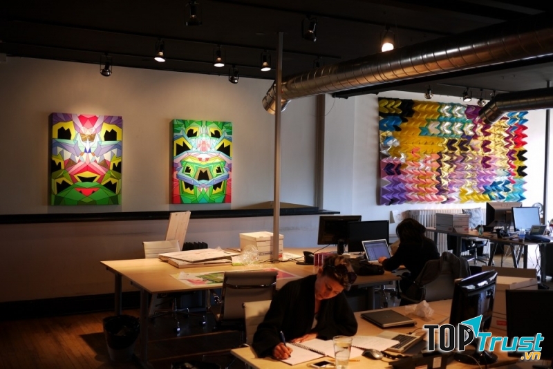 Những bức tranh được treo khắp gian phòng làm việc.