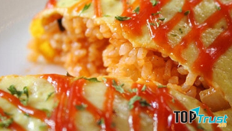 Trứng bọc cơm chiên.