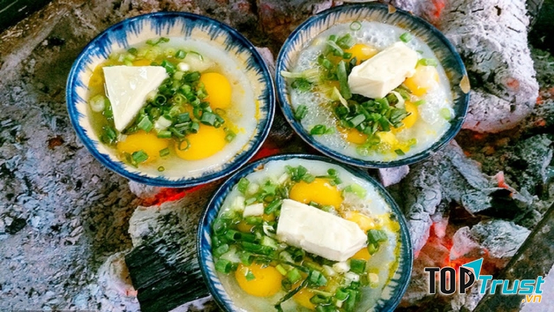 Trứng chén của quán chén trứng nướng 106 Chùa Láng được ủng hộ rất nhiều, phần vì chất lượng món ăn phần vì cách phục vụ khá dễ thương, nhiệt tình của nhân viên.