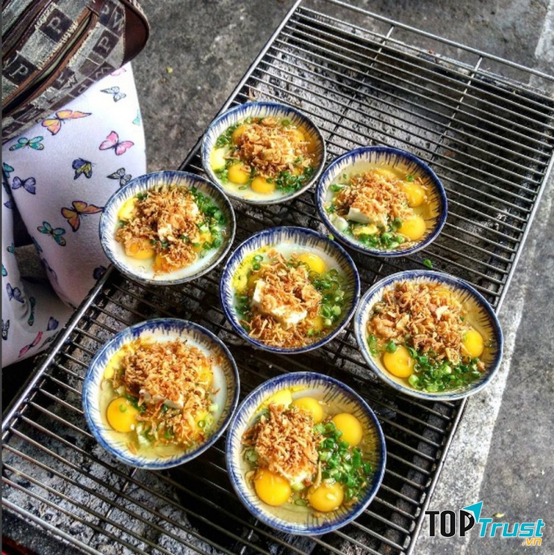 Trứng chén nướng với đầy đủ gia vị