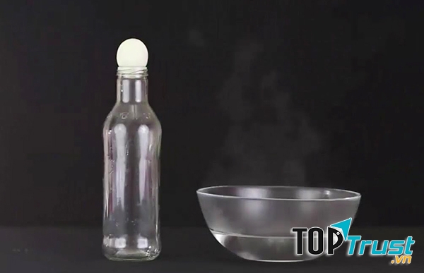 Trứng chui vào chai hẹp