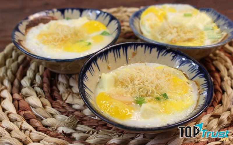 Trứng chén bổ dưỡng phủ một ít ruốc lên trên