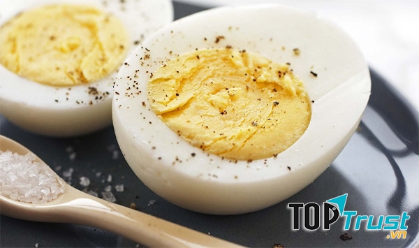 Những người sắp làm mẹ nên ăn điều độ trứng gà để giảm lượng cholesterol trong máu, tăng cao trí não, tăng cường khả năng ghi nhớ ở trẻ sau này.