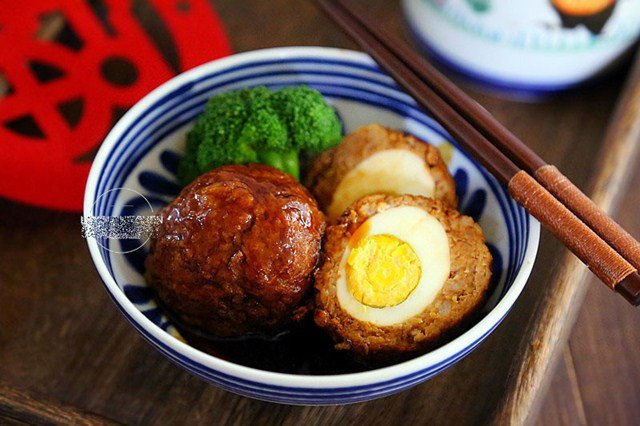 Thịt băm bọc trứng luộc