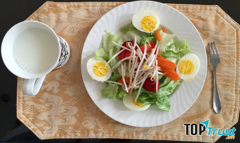 Món trứng salat