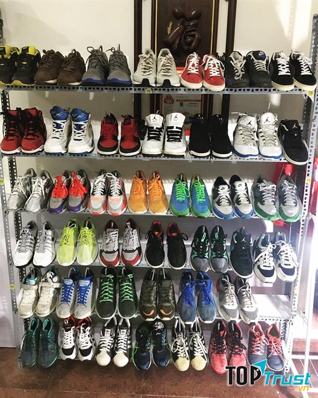 Trung Sneaker là một cửa hàng giày kinh doanh uy tín, giày được tuyển chọn dù cho là hàng 2nd nhưng vẫn đảm bảo chất lượng và mẫu mã của đôi giày đó.