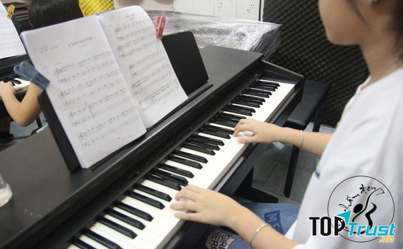 Trung tâm âm nhạc Dấu Chấm Đen