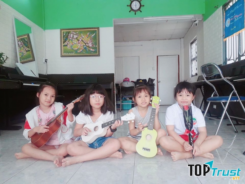 Các bé học tại lớp