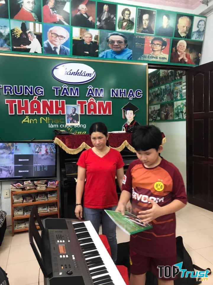 Giáo viên dạy đàn