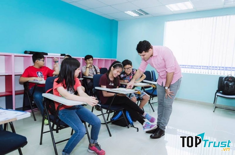 Giáo viên nước ngoài đang hướng dẫn cho học sinh