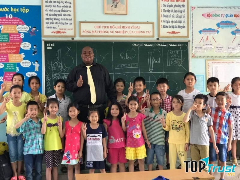 Thầy giáo và các bạn nhỏ tại trung tâm