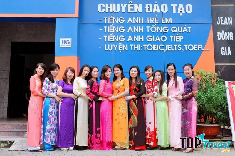 Các giáo viên giảng dạy ở trung tâm