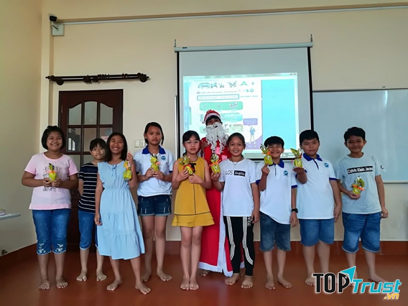 Các em tham gia hoạt động ngoại khóa