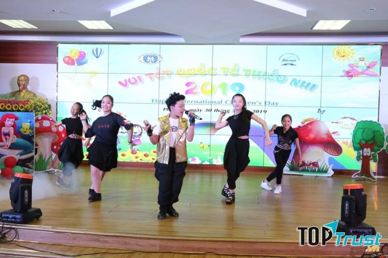 Trung Tâm Anh Ngữ và Kỹ Năng Sống Dolphin tổ chức tết trung thu cho học sinh.