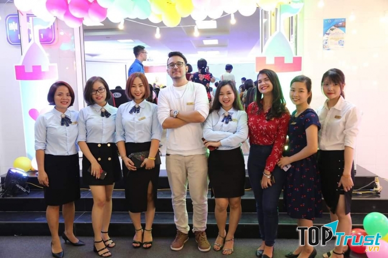 Đội ngũ giáo viên của Trung Tâm Anh Ngữ và Kỹ Năng Sống Dolphin