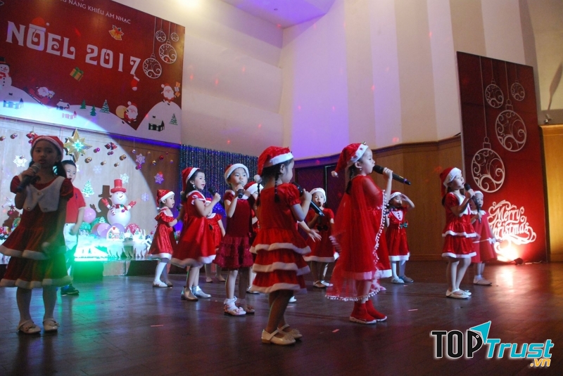 Trung tâm thường xuyên tổ chức các buổi biểu diễn trên sân khấu