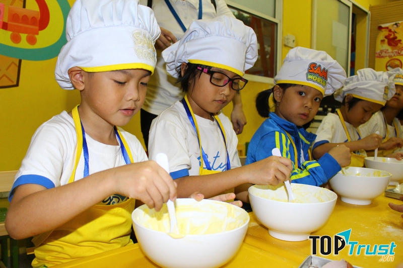 Tiết học nấu ăn của các em hoạc sinh.