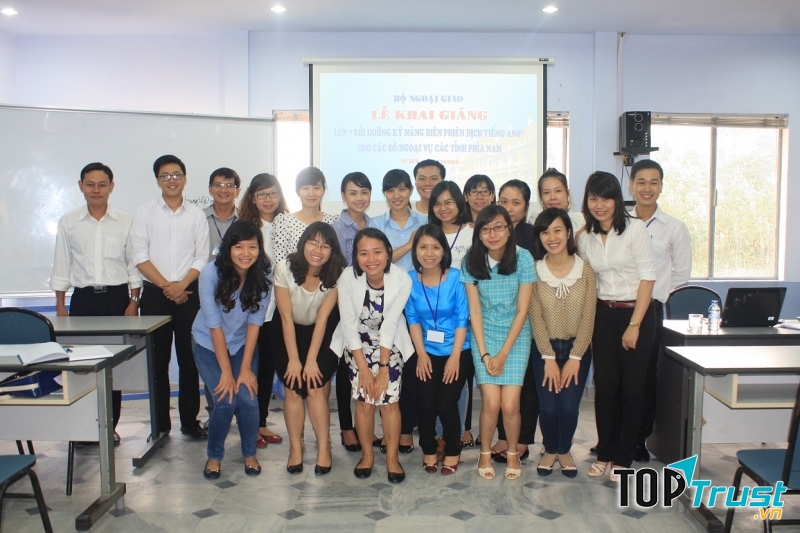 Đội ngũ giáo viên tại trung tâm đào tạo, bồi dưỡng kiến thức ngoại giao và ngoại ngữ tại TP. HCM