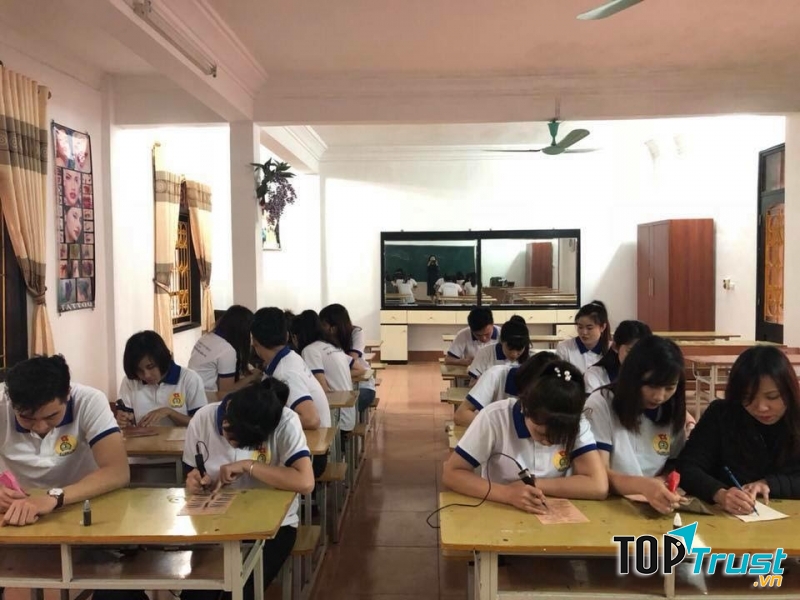 Các lớp học luôn kín học viên.