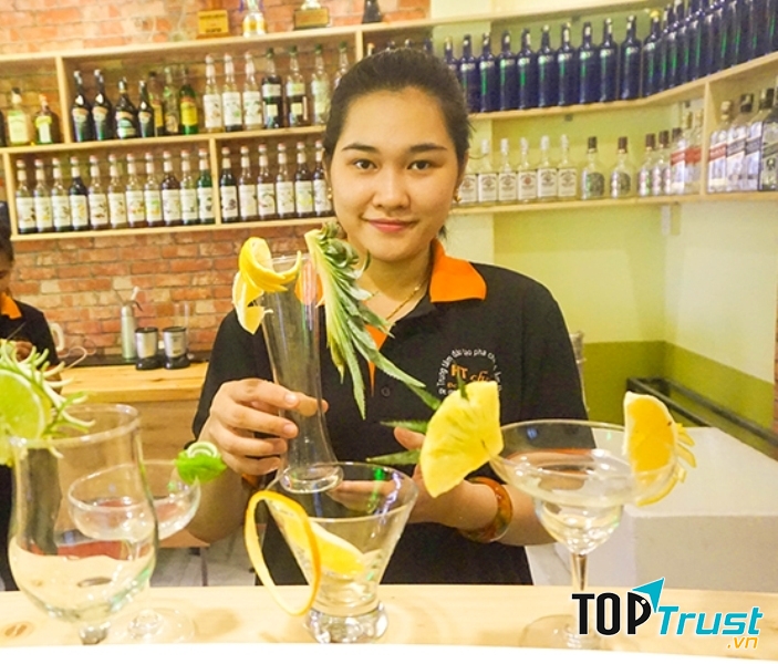 Học viên HTChef với sản phẩm pha chế của mình