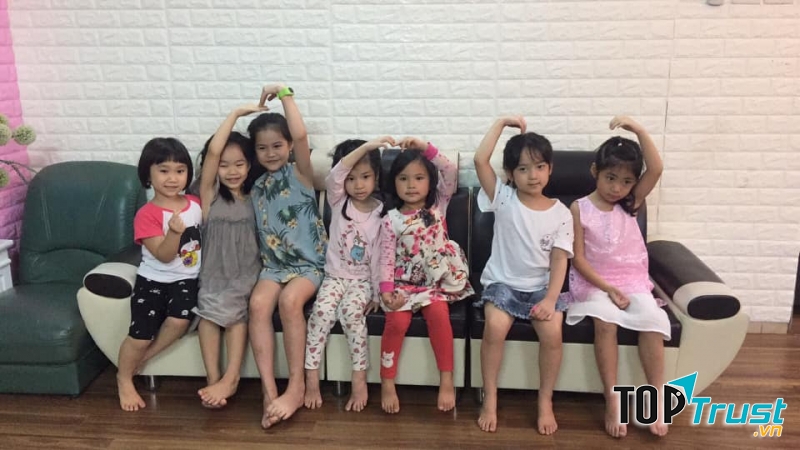 Ở Lớp Diễn viên nhí, các em được học theo chương trình đào tạo chuẩn trong môi trường đại học, cao đẳng.