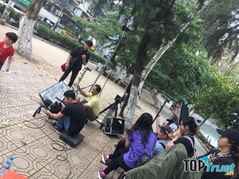 Các em được học cách khởi động cơ thể, linh hoạt xử lý các tình huống, tự tin trước đám đông, kỹ thuật biểu diễn, cách điều khiển cảm xúc và diễn xuất trước ống kính.