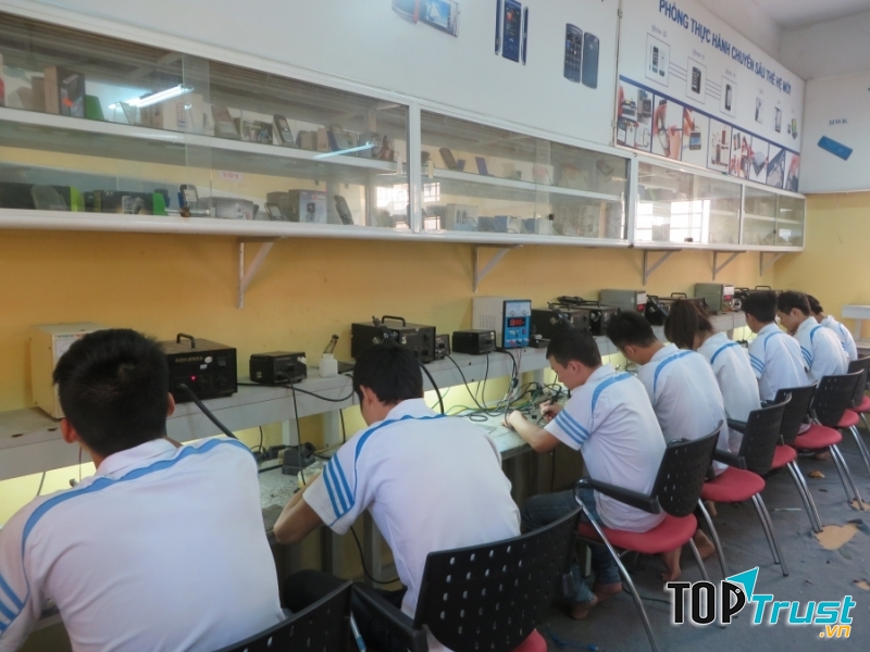 Trung tâm đào tạo - sửa chữa điện thoại & laptop Nhất Tín