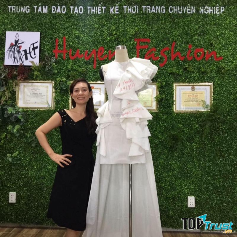 Trung tâm đào tạo thiết kế thời trang Huyen Fashion bạn sẽ được đào tạo bài bản từ căn bản đến nâng cao