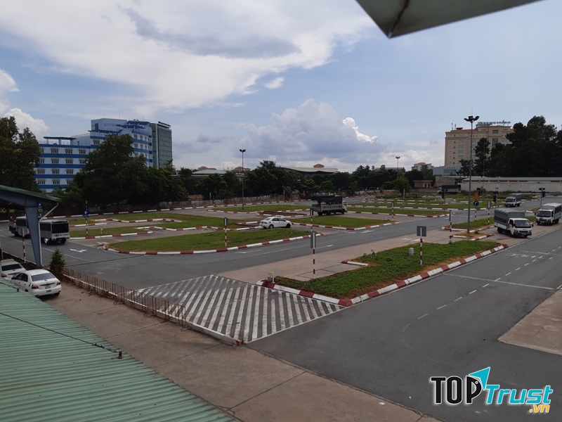 Học viên được học tập trên sân thô và sân sát hạch đúng tiêu chuẩn của Sở GTVT