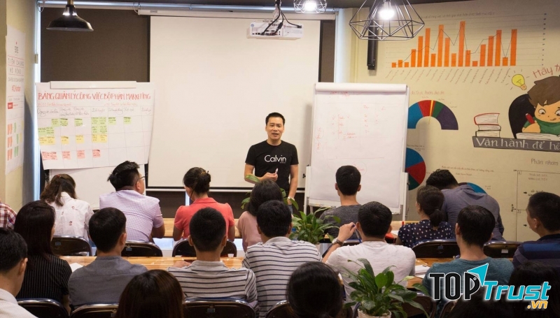Trung tâm là nơi cung cấp những kiến thức sâu sắc về xuất nhập khẩu cho học viên