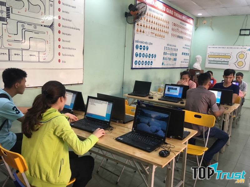 Học viên được hỗ trợ học tập lý thuyết trên máy tính