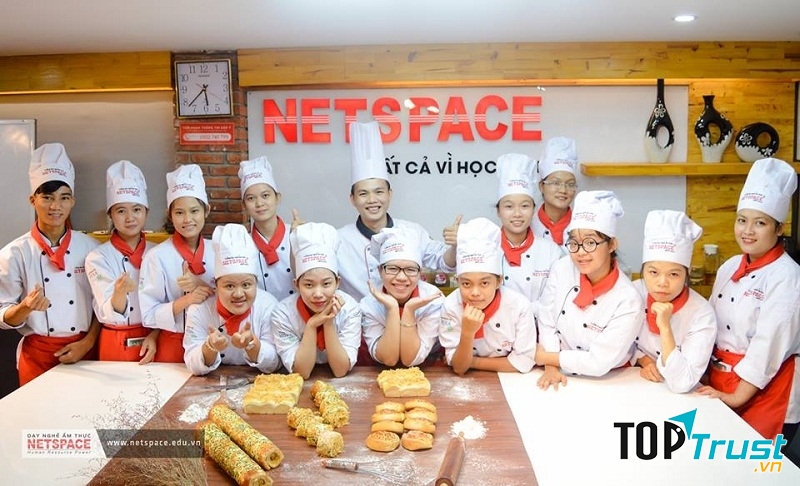 Học viên với một số sản phẩm bánh được học