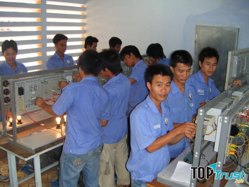 Trường Trung Cấp Nghề Nhân Đạo