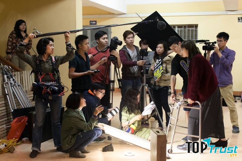 Học viên được học nhiều kỹ năng thực tế qua hệ thống những bài tập thực hành thiết thực, tạo cho học viên cơ hội rèn luyện những thao tác của việc làm đạo diễn truyền hình