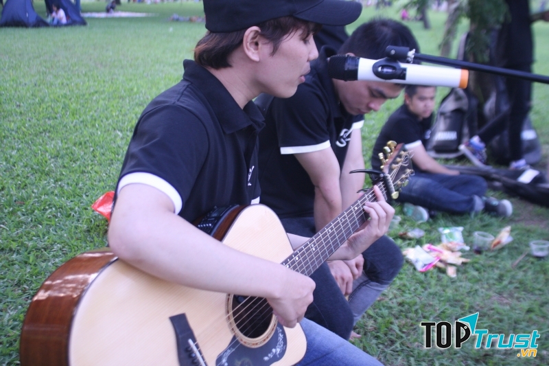 Học viên trung tâm Guitar Lĩnh Nam buổi offline ngày 2/10 tại CV Yên Sở - by Phương Nguyễn