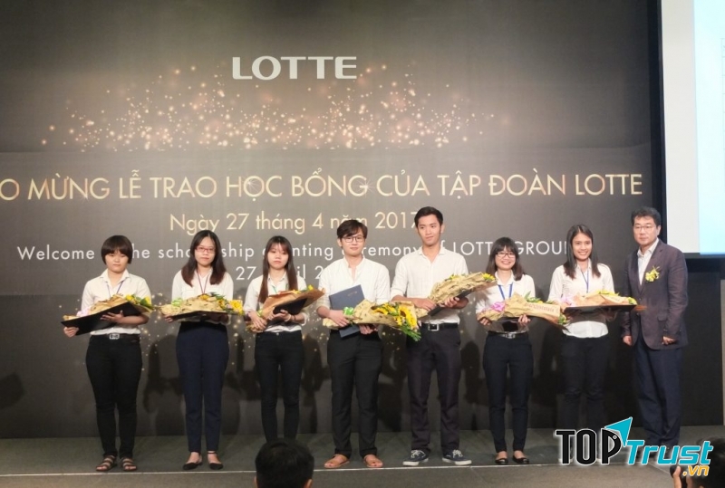 Hoạt động trao học bổng tại Trung tâm hỗ trợ sinh viên