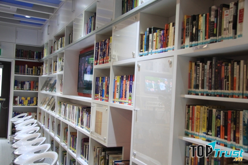 Giá sách của Trung tâm Hoa Kì.