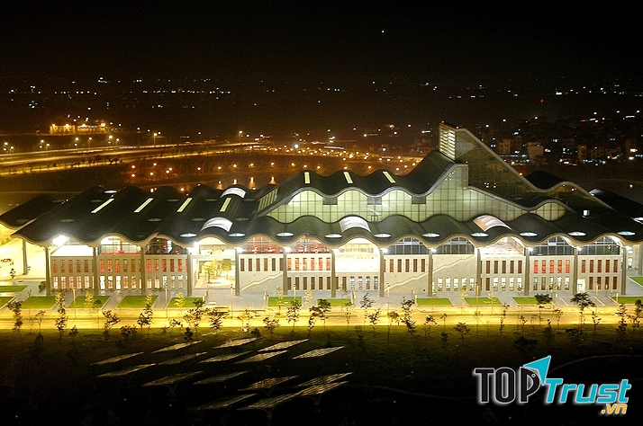 Trung tâm hội nghị Quốc gia rực rỡ ánh đèn