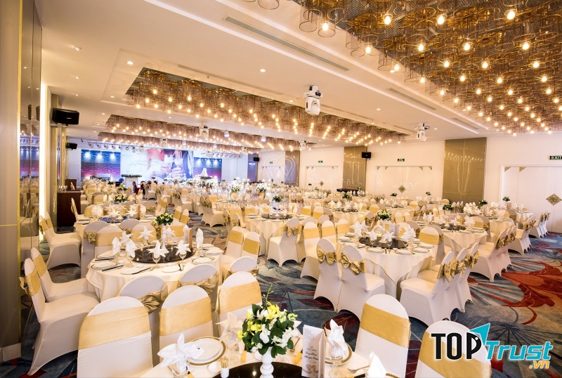 Tiệc cưới ở Metropole