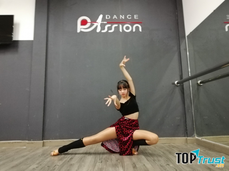 Cơ sở vật chất cao cấp, phòng tập đẹp, sàn gỗ, gương dài suốt một mặt chiều dài phòng, điều hòa mát lạnh