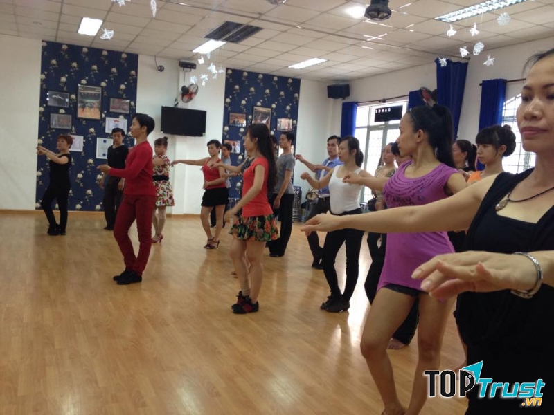 First Dance không ngừng đầu tư về cơ sở vật chất, không gian tập cũng như thường xuyên cập nhật các vũ điệu và phương pháp mới