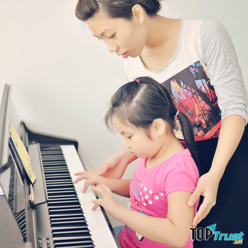 Bé làm quen với đàn càng sớm càng tốt