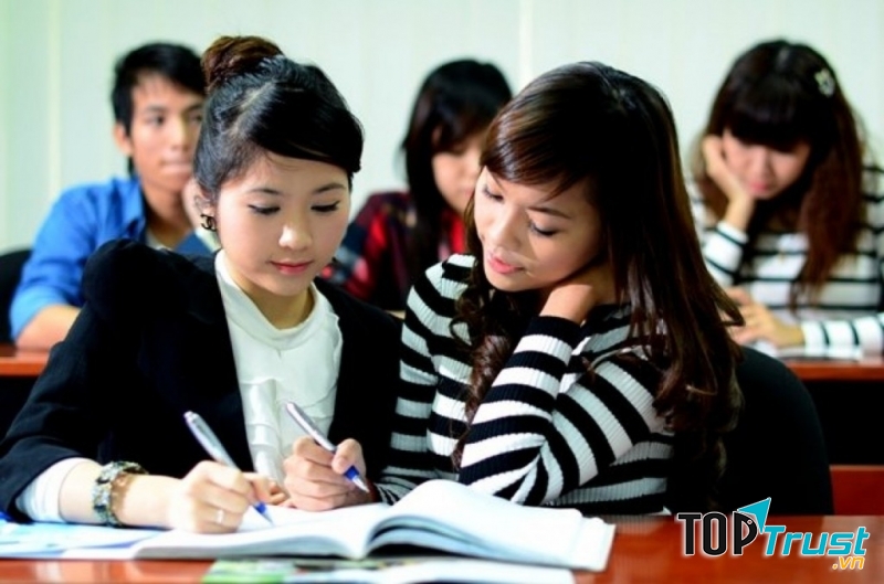 Hai học sinh đang làm bài tập